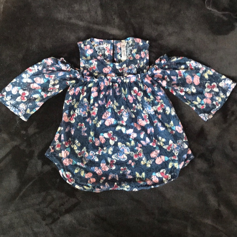 Girls open shoulder 3/4 length shirt size M